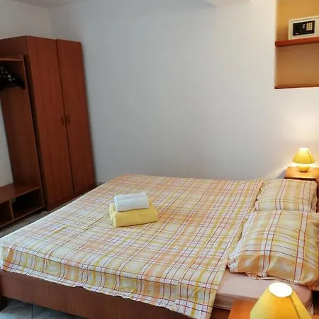 In With Terrace, Air Conditioning, Wifi, Washing Machine 4982-5 Apartment Funtana
